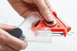 Joseph Joseph Tri-Peeler 3-i-1 Skræller 9 Joseph Joseph Tri-Peeler 3-i-1 Skræller -Køkkengrej Discountbutik 3990 0afb52ad 8826 4af9 a17d 7eaa97257f30