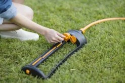 Fiskars Vandspare Sprinkler M. Metalfod -Køkkengrej Discountbutik 3990 eb305209 f991 4ab9 b9cf 86b19eaaa0d8